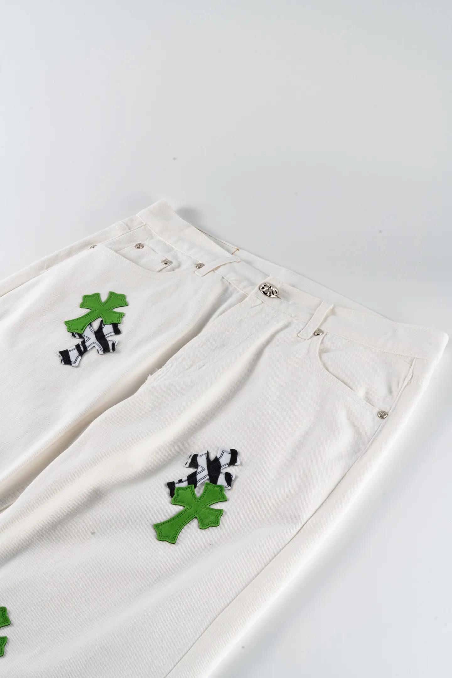 P200 Chrome Hearts24SS British limited edition white and apple green leather and zebra jeans - Chrome Hearts' most popular color pants are made of beaded canvas fabric. Heavy washing makes the upper body of the fabric more textured and the pants are tall and straight! The three-dimensional cutting of the whole trousers is a masterpiece! The hardware is customized by zp. The beaded canvas fabric is thick and soft after being washed. It has good breathability. Customized small leather label. Unique design. The details are simple and elegant, and the workmanship is exquisite. The whole trousers are neatly routed and the details are in place! It’s so cool that both men and women can easily control the genderless trend! Style number: 1640# Color: white green Size: 28 30 32 34